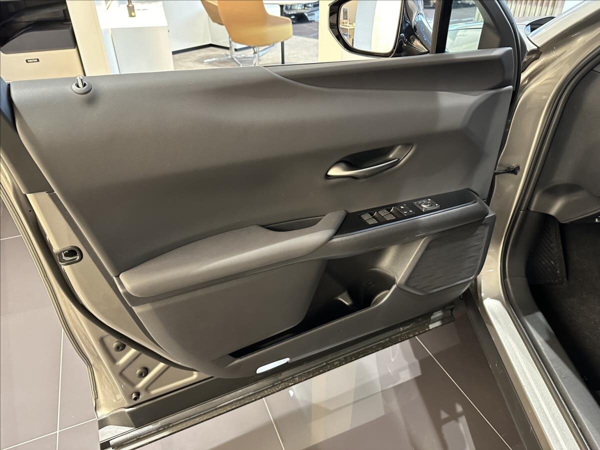 Lexus UX 250h SUV / Terénní 2,0 l 135 kw