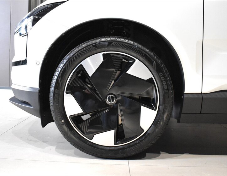 Volvo EX30 SUV / Terénní 0,0 200 kw