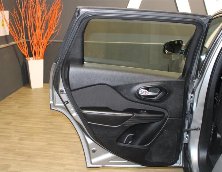 Jeep Cherokee SUV / Terénní 2,2 l 136 kw