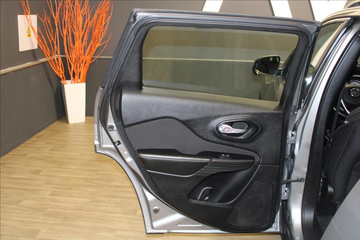 Jeep Cherokee SUV / Terénní 2,2 l 136 kw