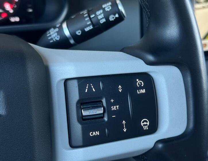 Land Rover Defender 14