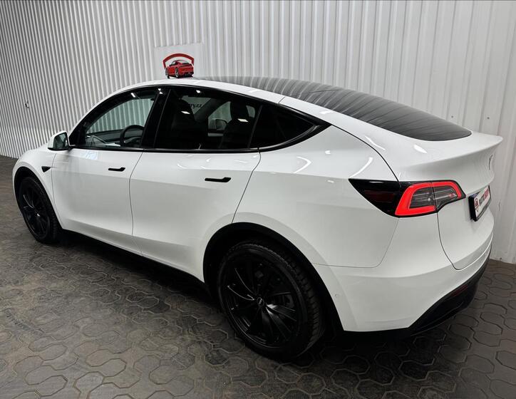Tesla Model Y 6