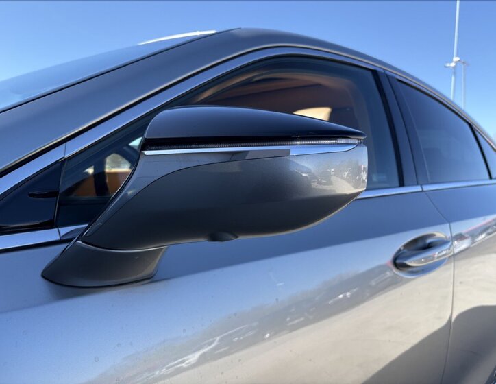 Lexus ES 300h Sedan / Limuzína 2,5 l 131 kw