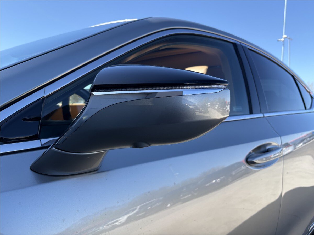 Lexus ES 300h Sedan / Limuzína 2,5 l 131 kw