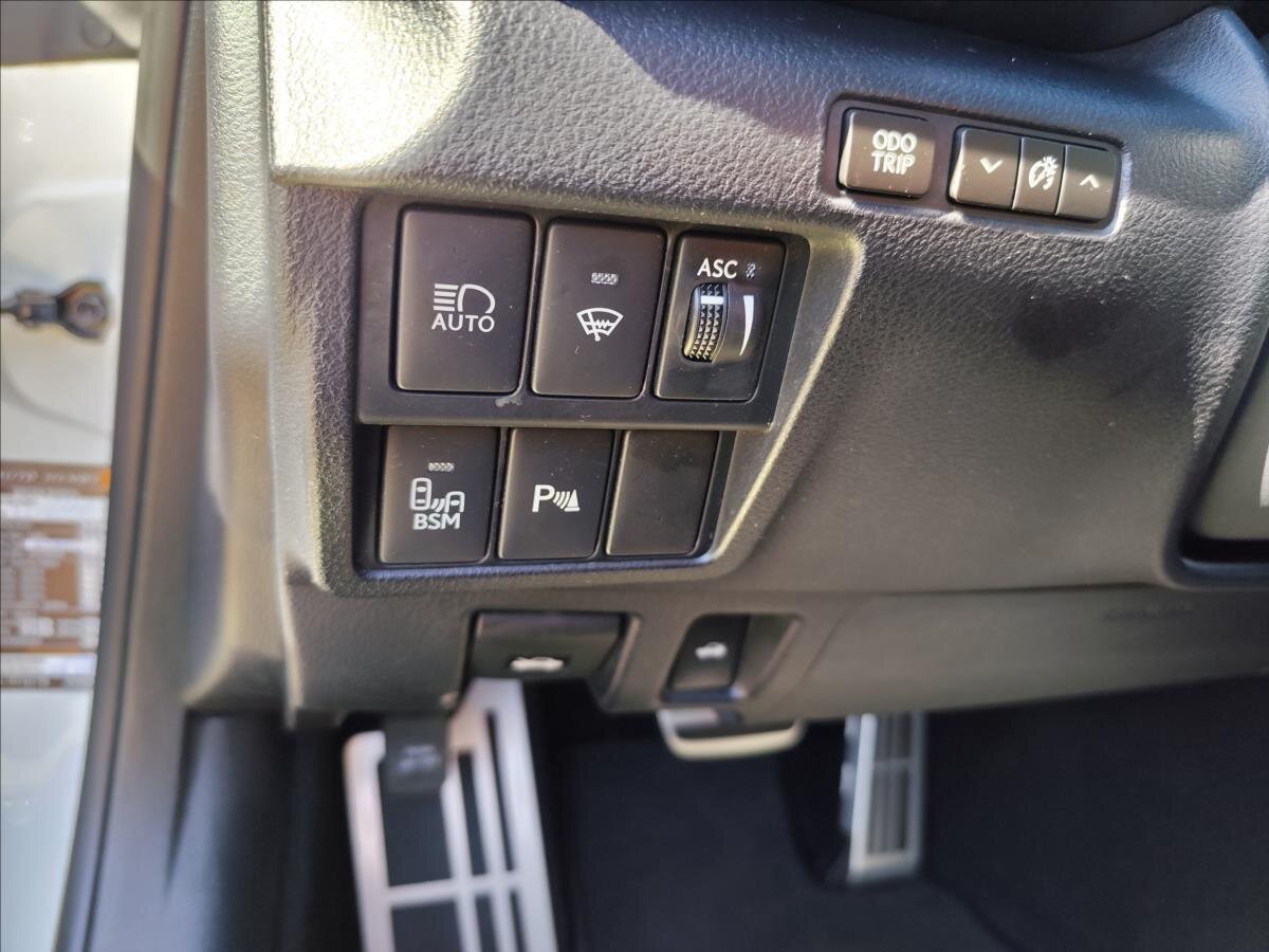 Lexus RC 300h Kupé 2,5 l 133 kw