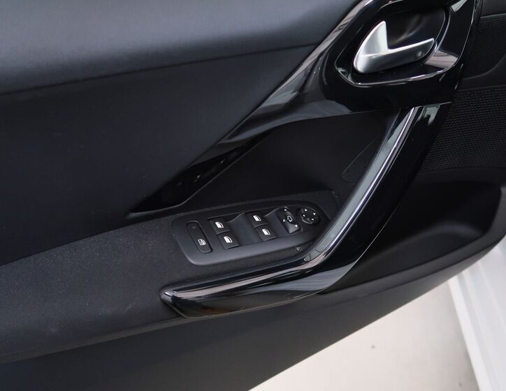 Peugeot 208 Hatchback 1,2 l 81 kw