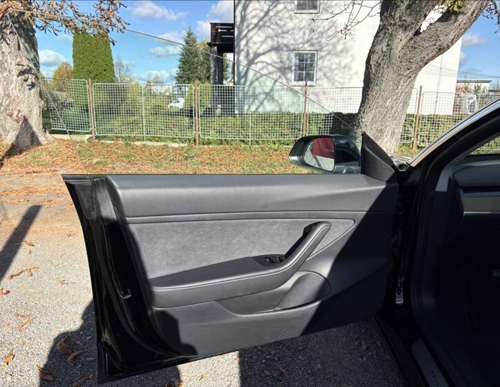 Tesla Model 3 Sedan 0,0 239 kw