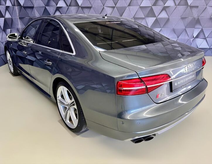 Audi S8 5
