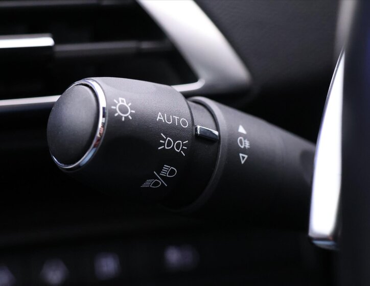 Peugeot 3008 SUV 1,6 l 133 kw