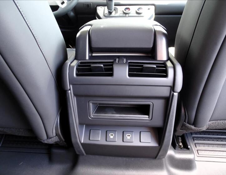 Land Rover Defender 25