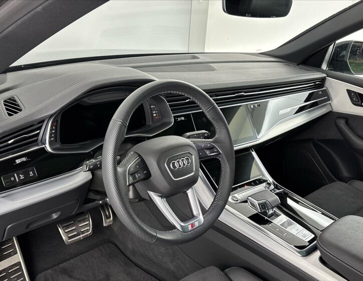 Audi Q8 SUV / Terénní 3,0 l 210 kw