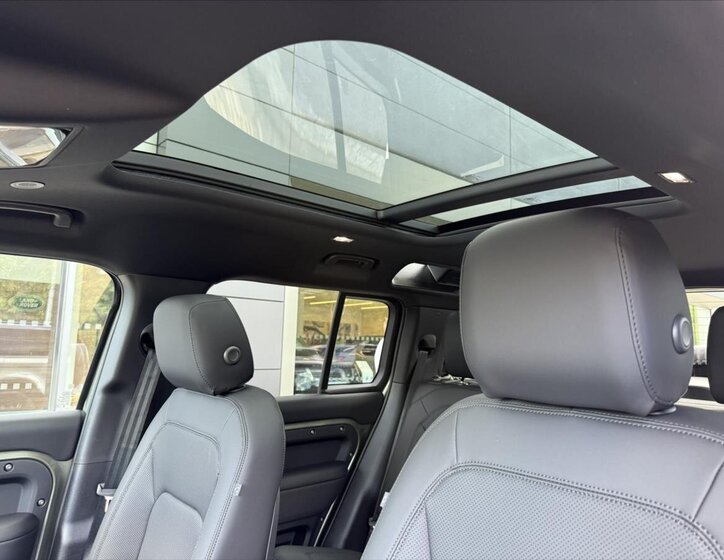 Land Rover Defender 16