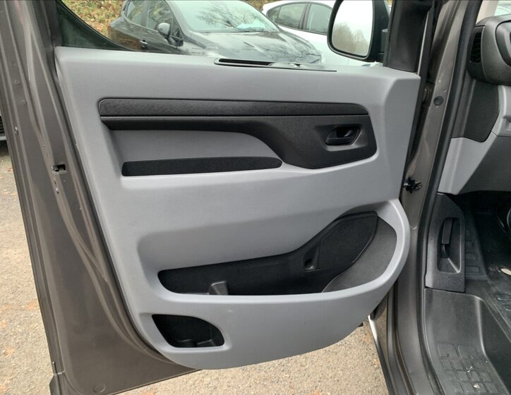 Peugeot Traveller 12