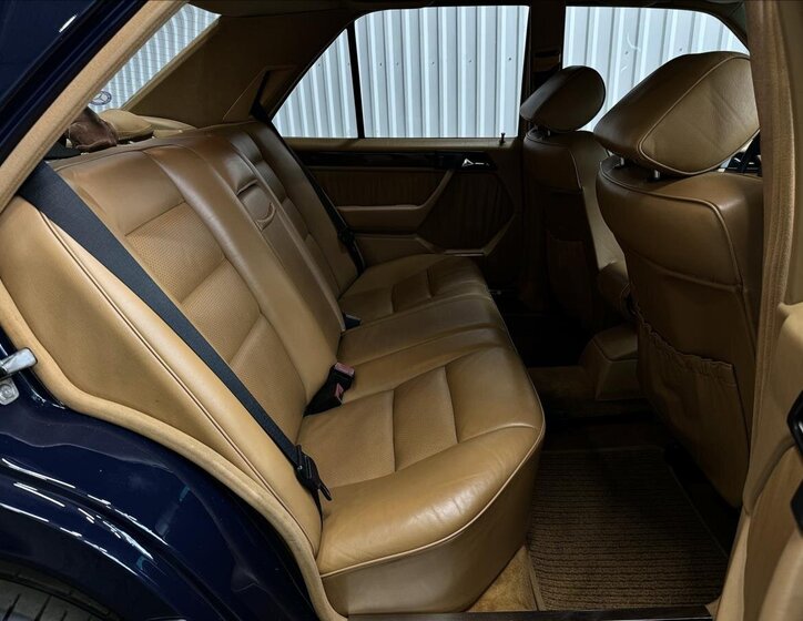 Mercedes-Benz 124 27