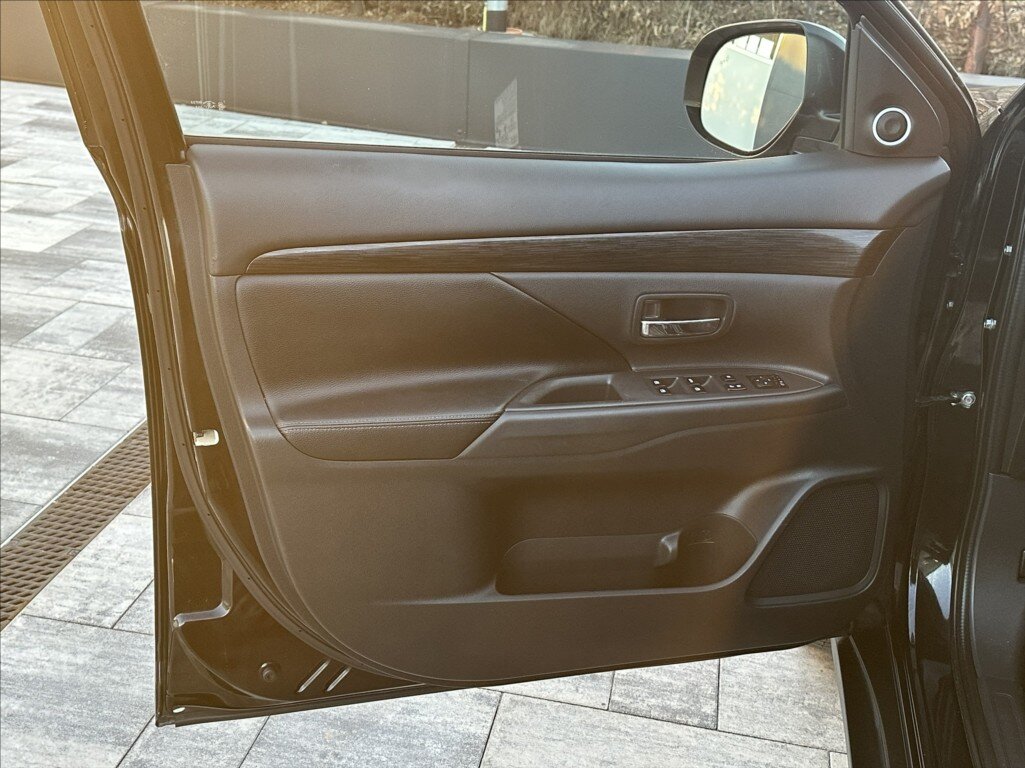 Mitsubishi Outlander SUV / Terénní 2,3 l 110 kw