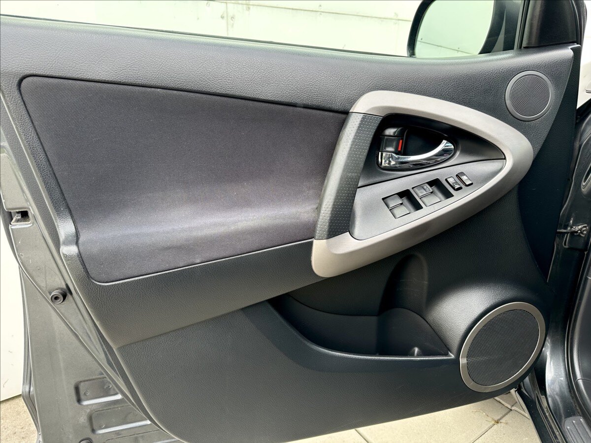 Toyota RAV4 SUV 2,2 l 100 kw