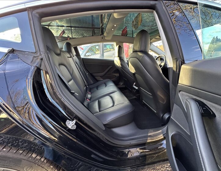 Tesla Model 3 Sedan / Limuzína 0,0 239 kw