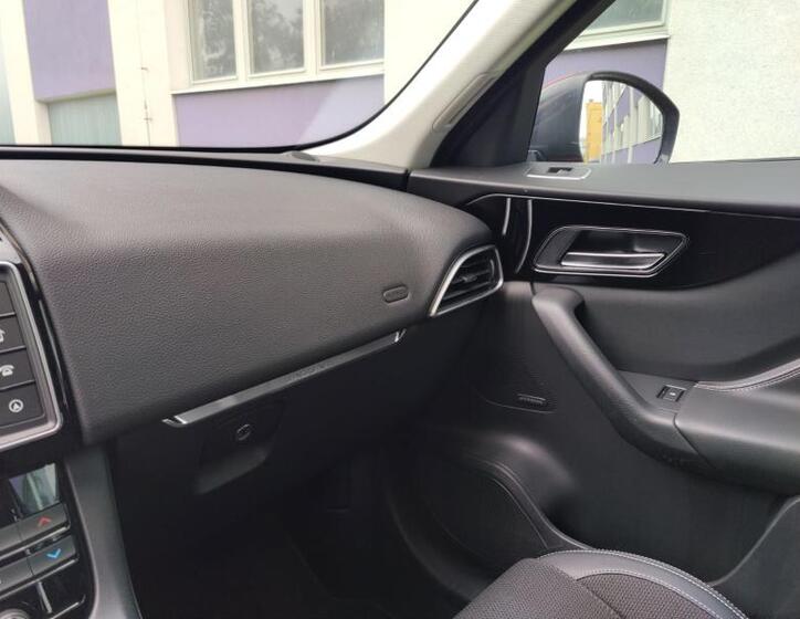 Jaguar F-Pace 29