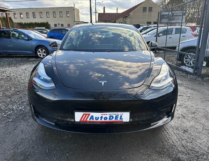 Tesla Model 3 Sedan / Limuzína 0,0 239 kw