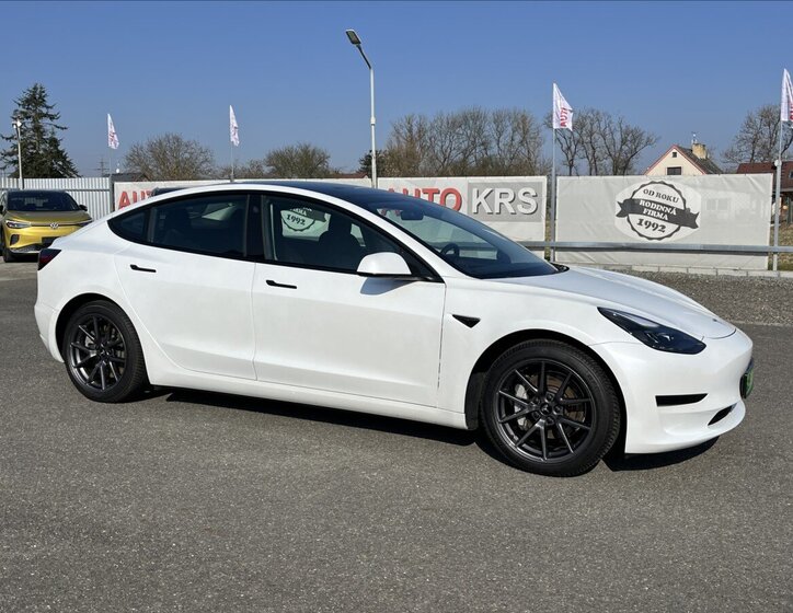 Tesla Model 3 Sedan / Limuzína 0,0 208 kw