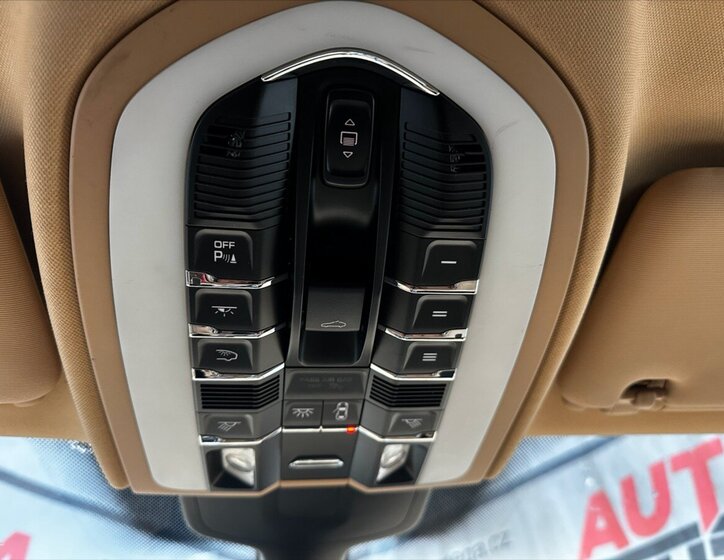 Porsche Cayenne Kombi 4,8 l 294 kw