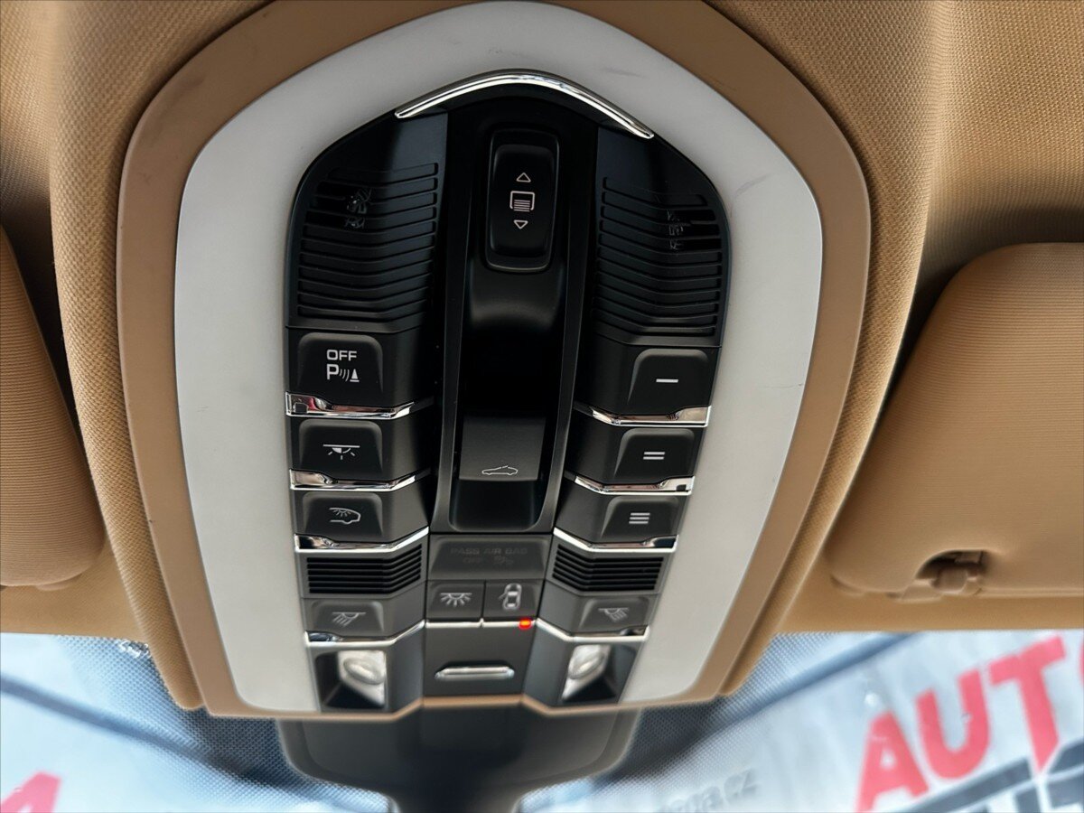 Porsche Cayenne Kombi 4,8 l 294 kw