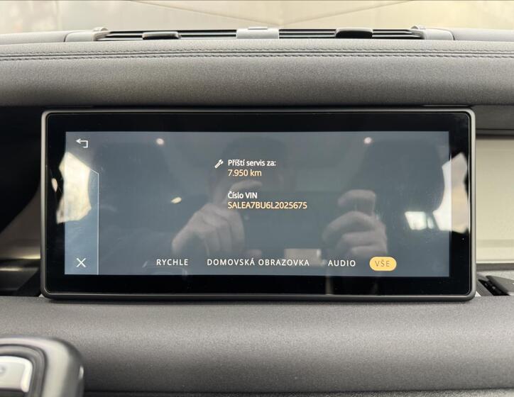 Land Rover Defender 22