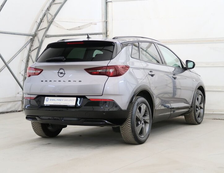 Opel Grandland SUV 1,2 l 96 kw