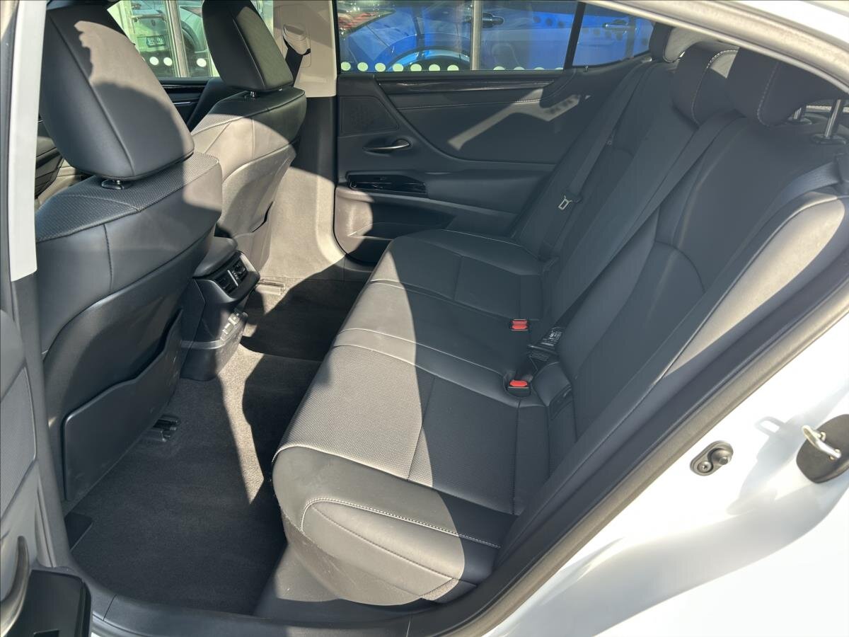 Lexus ES 300h Sedan / Limuzína 2,5 l 160 kw