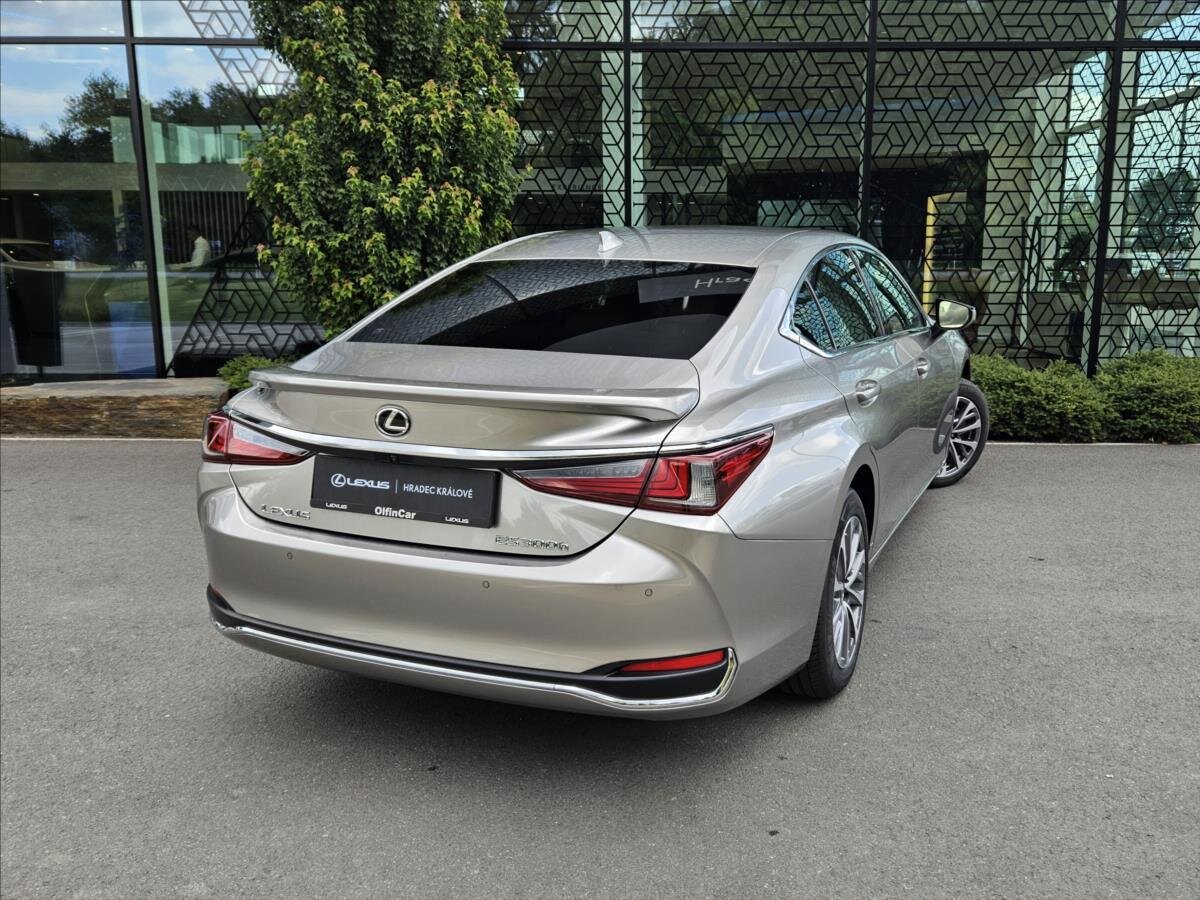 Lexus ES 300h Sedan / Limuzína 2,5 l 160 kw