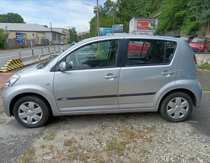Daihatsu Sirion Hatchback 998,0 51 kw