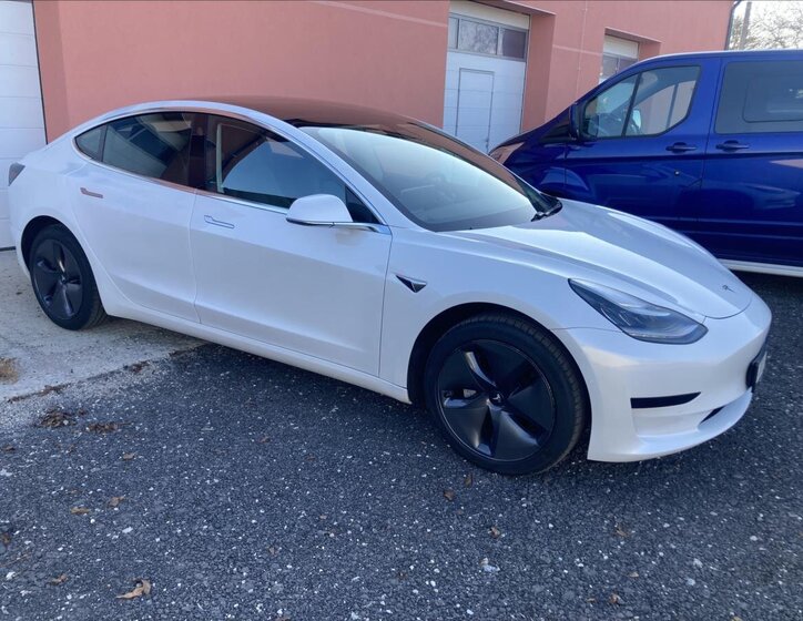 Tesla Model 3 Sedan 0,0 208 kw