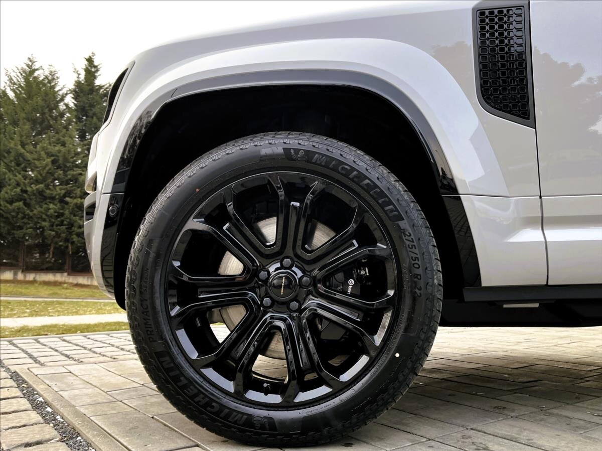 Land Rover Defender SUV 4,4 l 467 kw