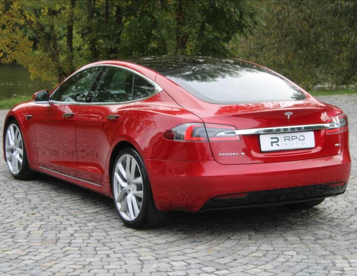 Tesla Model S 44