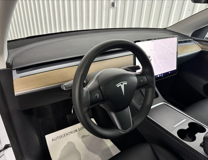 Tesla Model Y 16