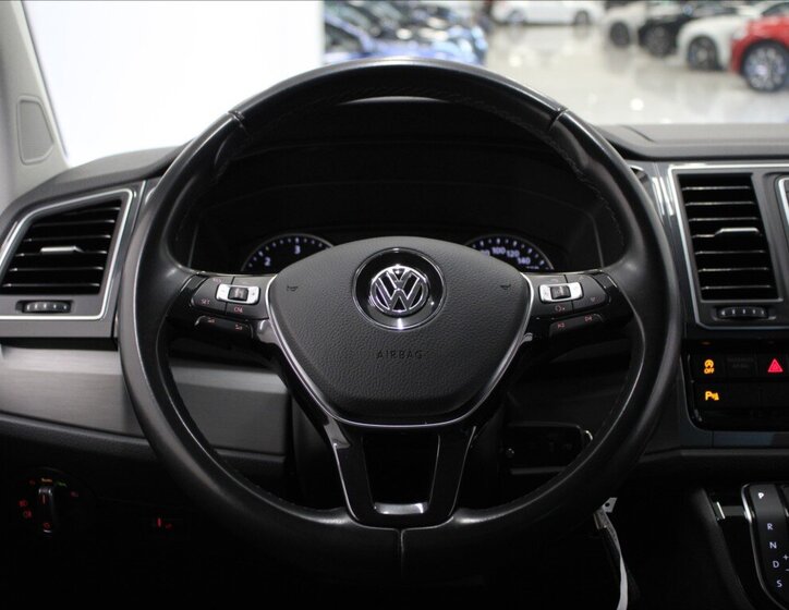 Volkswagen Multivan 10