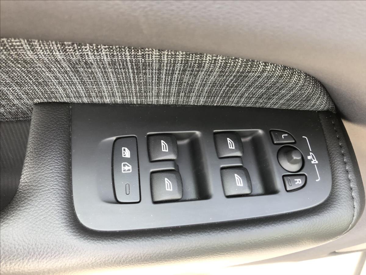 Volvo XC60 SUV / Terénní 2,0 l 145 kw