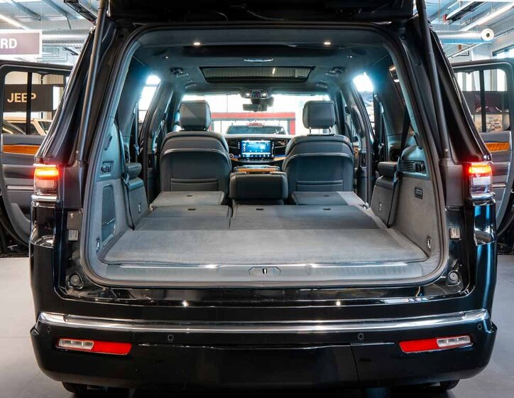 Jeep Grand Wagoneer 7