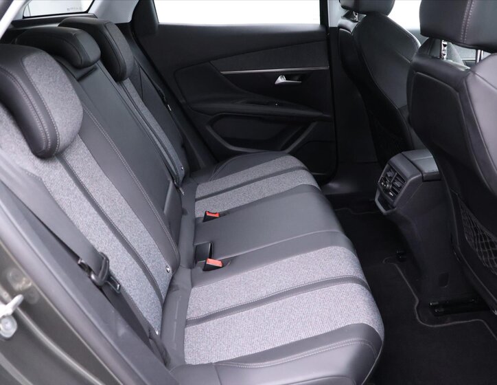 Peugeot 3008 SUV 1,2 l 96 kw