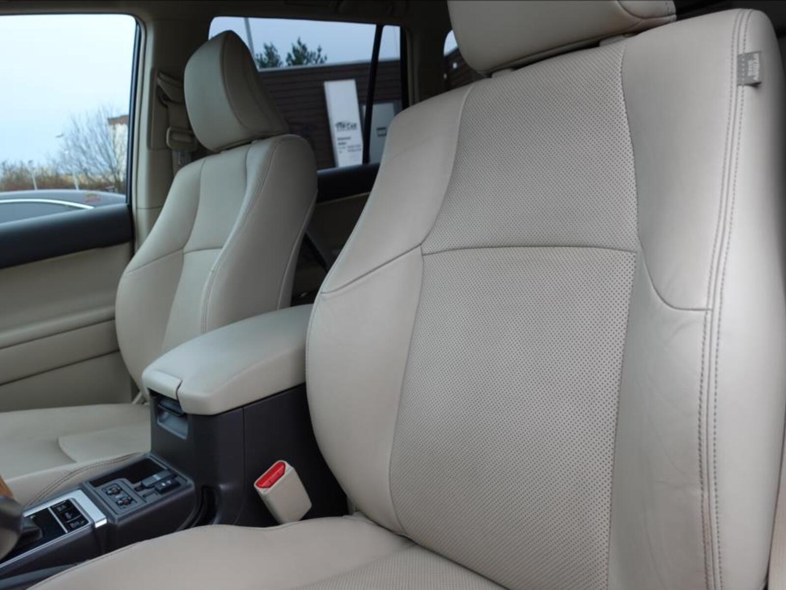 Toyota Land Cruiser 33