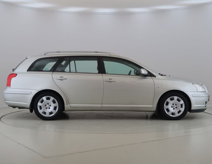 Toyota Avensis Kombi 2,0 l 108 kw
