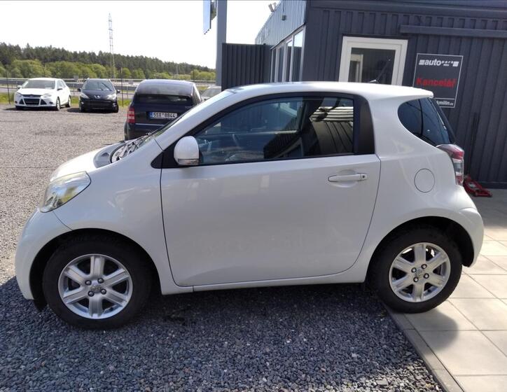 Toyota iQ 4