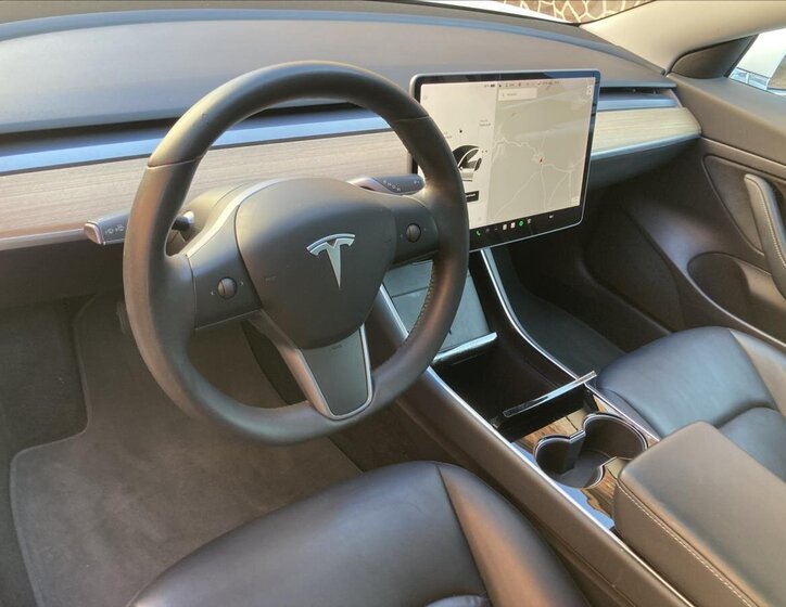 Tesla Model 3 Sedan 0,0 208 kw