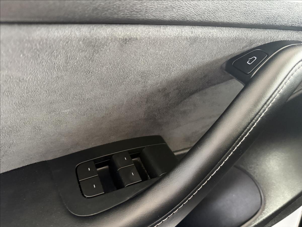 Tesla Model 3 Sedan 0,0 366 kw