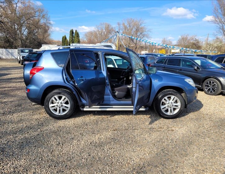 Toyota RAV4 SUV / Terénní 2,2 l 100 kw