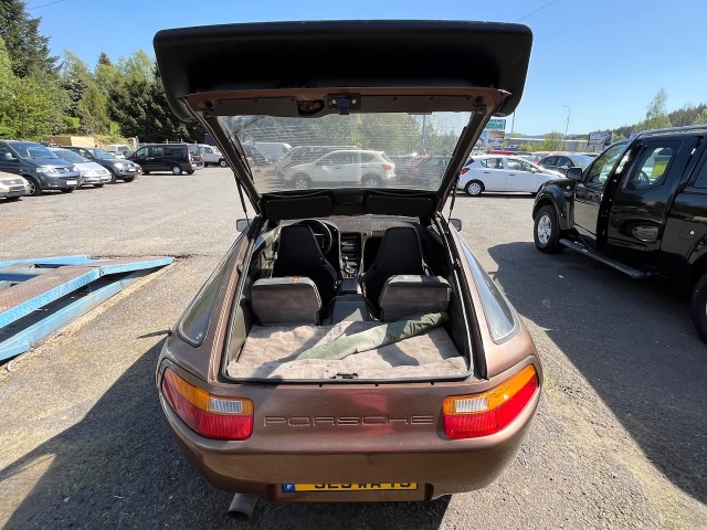 Porsche 928