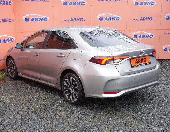 Toyota Corolla Sedan / Limuzína 1,6 l 97 kw