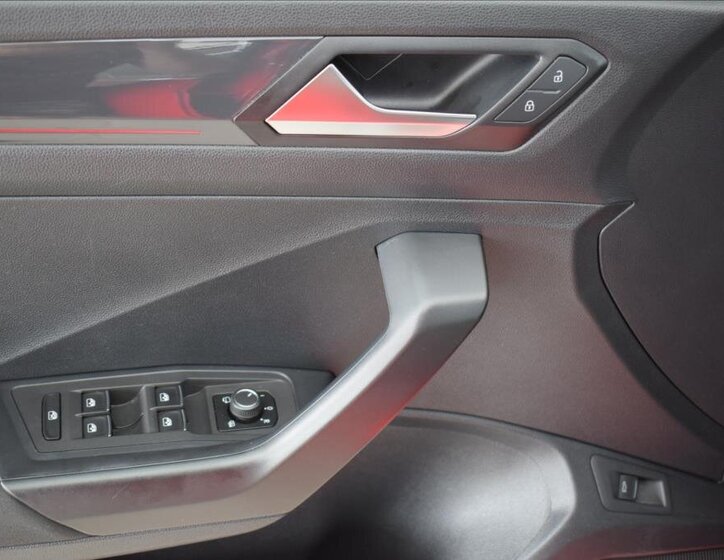 Volkswagen T-Roc SUV / Terénní 2,0 l 140 kw