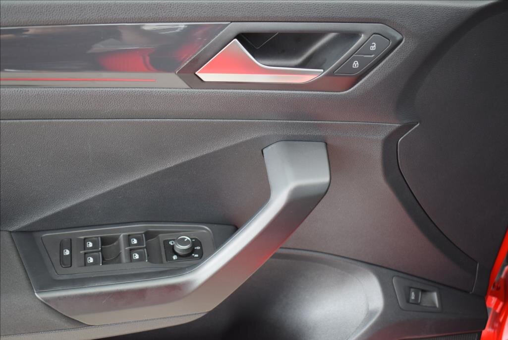 Volkswagen T-Roc SUV / Terénní 2,0 l 140 kw