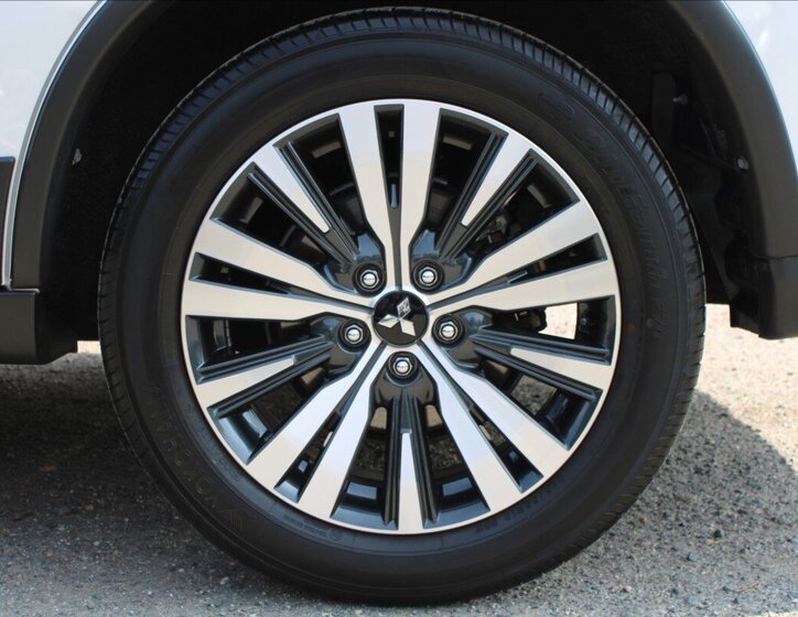 Mitsubishi Outlander SUV / Terénní 2,0 l 110 kw